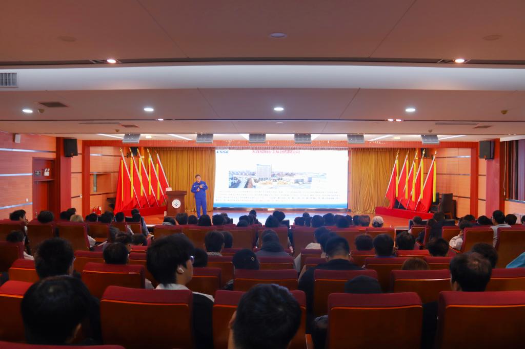 大国工匠朱先波走进辽宁轻工职业学院为师生作专题讲座